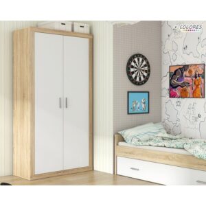 Armario juvenil modelo Lara de dos puertas color cambria y blanco, instalado en un dormitorio de adolescente luminoso y ordenado.