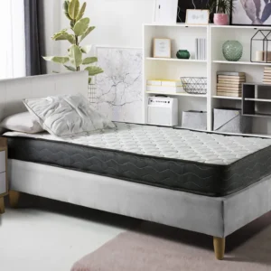 Colchón de espuma HR modelo Simoes de 17 cm de altura sobre una base de cama en un dormitorio luminoso, destacando su tejido de microfibra.