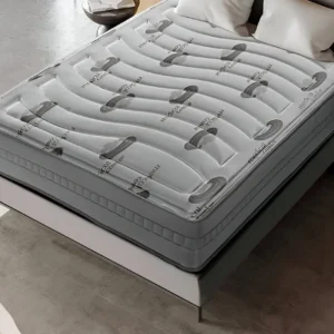 Colchón viscoelástico Medical Confort sobre una base de cama en un dormitorio, destacando su acolchado y grosor de 24 cm.