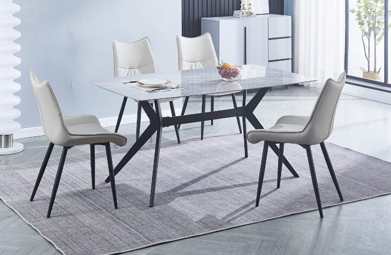 Conjunto de mesa rectangular Calista con estructura elegante y 4 sillas tapizadas en beige y gris, creando un ambiente acogedor y funcional en comedor moderno.