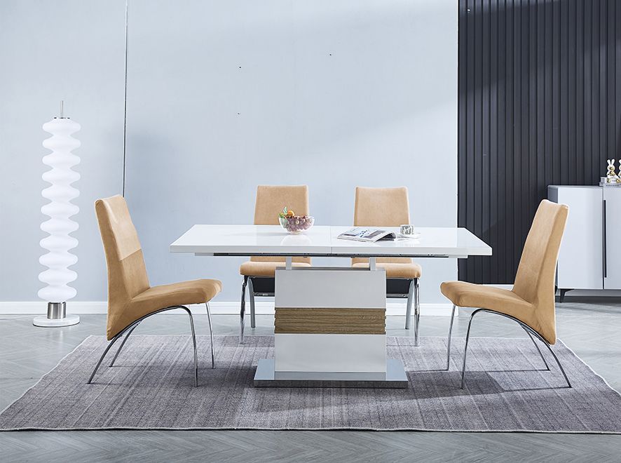 Conjunto de comedor con la mesa extensible Carlota con tapa en blanco brillo y detalle cambria, junto a cuatro sillas Aroa tapizadas en microfibra beige y marengo con patas cromadas, en un salón moderno y luminoso.