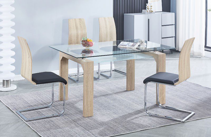 Conjunto de mesa Sensei con sobre de cristal y bandeja ahumada, con cuatro sillas de polipiel negra en un comedor moderno.