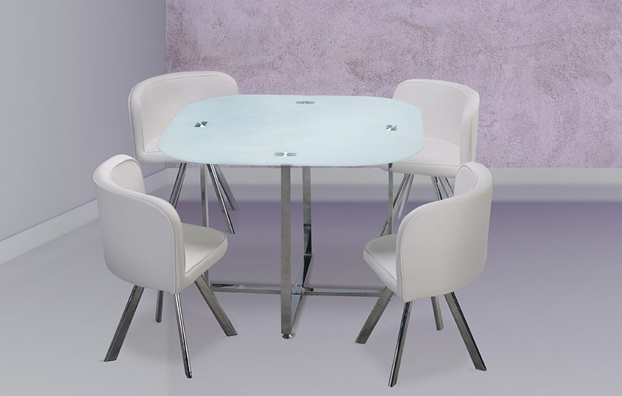 Conjunto de mesa de comedor Teca cuadrada con tapa de cristal blanco y 4 sillas blancas tapizadas en PU con patas cromadas en un comedor luminoso.