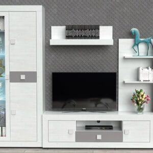 Salón moderno con la Composición Julieta en acabado Andersen Pino-Gris, que incluye mueble de TV, vitrina con LED y estanterías.