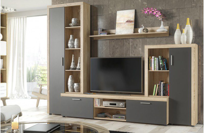 Conjunto de salón modular Nobel en acabado Cambria-Grafito, compuesto por mueble de TV, dos vitrinas y estante, en un salón moderno y luminoso.