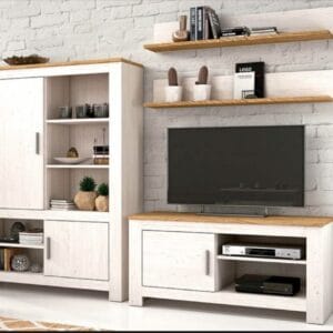 Composición de salón Roncal 01 de estilo nórdico con mueble de TV, aparador y estantes en acabado Pino Andersen y Roble.