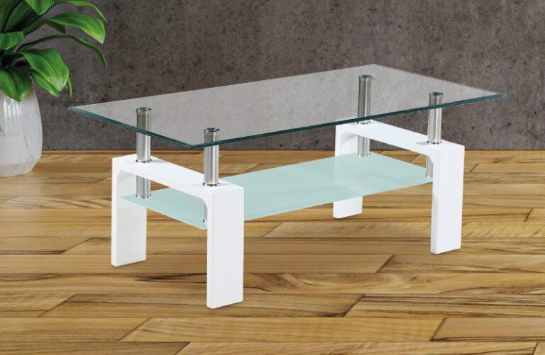 Mesa de centro para salón fija modelo Sama con tapa de cristal transparente, bandeja blanca y patas modernas, delante de un sofá contemporáneo.