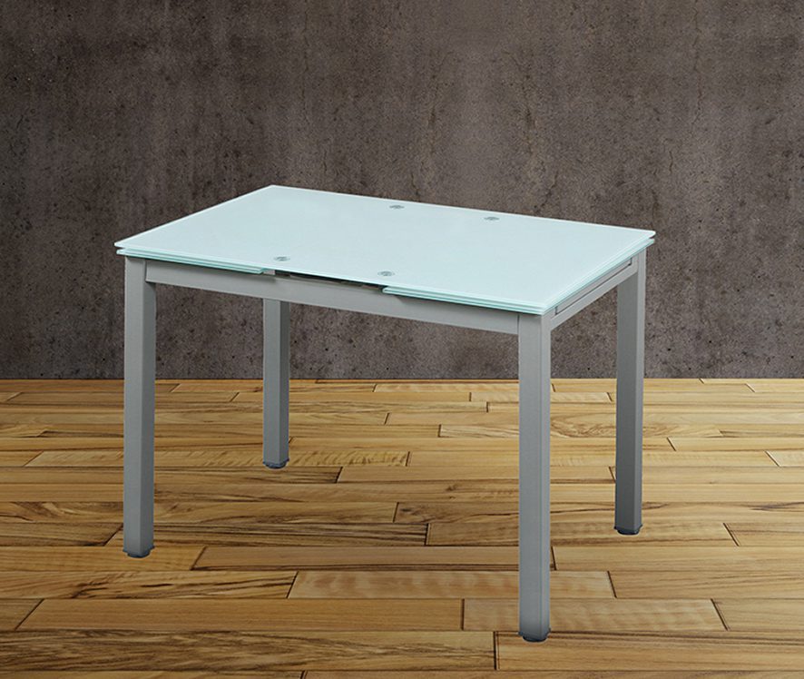 Mesa de cocina extensible Modelo 70 de cristal blanco con patas metálicas en una cocina moderna y luminosa, ideal para espacios pequeños y ampliada para una comida familiar.