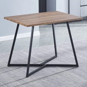 Mesa de cocina fija Kirby blanca de 100x70cm con encimera de madera técnica y patas metálicas negras, situada en una cocina moderna y compacta, ideal para espacios pequeños.