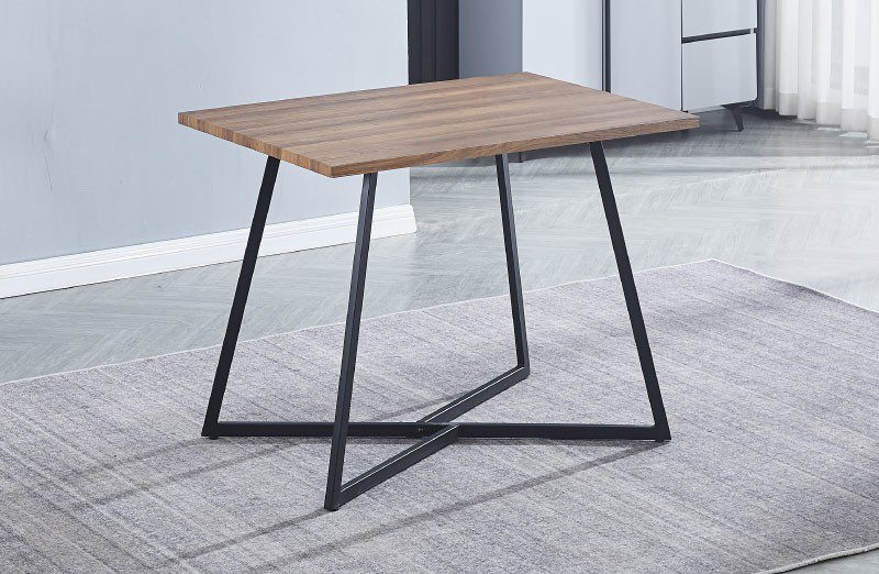 Mesa de cocina fija Kirby blanca de 100x70cm con encimera de madera técnica y patas metálicas negras, situada en una cocina moderna y compacta, ideal para espacios pequeños.