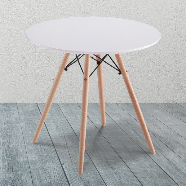 Mesa de cocina redonda Dinamarca de 80cm, en color blanco, con patas de madera maciza en una cocina moderna pequeña y luminosa, ideal para desayunos y espacios compactos.
