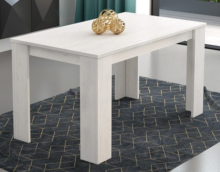 Mesa de comedor Berta con tablero de madera técnica en acabado blanco, ideal para 4 personas reunidas en un ambiente familiar y moderno, acompañada de sillas elegantes.