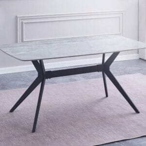 Mesa de comedor Calista con tapa de cerámica imitación mármol y patas metálicas negras, lista para 8 personas en un comedor moderno y elegante con ambiente familiar.