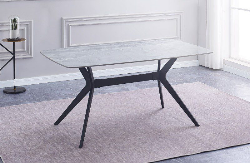 Mesa de comedor Calista con tapa de cerámica imitación mármol y patas metálicas negras, lista para 8 personas en un comedor moderno y elegante con ambiente familiar.