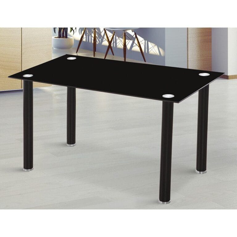 Mesa de comedor Emi con tablero de cristal templado negro y patas metálicas negras, situada en un comedor moderno con seis personas compartiendo una agradable comida en un ambiente sofisticado y luminoso.