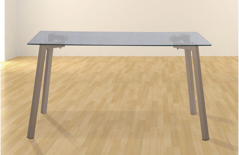 Mesa de comedor Sullie con tablero de cristal templado transparente y patas de acero acabado madera, situada en un comedor moderno, rodeada de 4 personas disfrutando de una cena familiar en un ambiente elegante y luminoso.