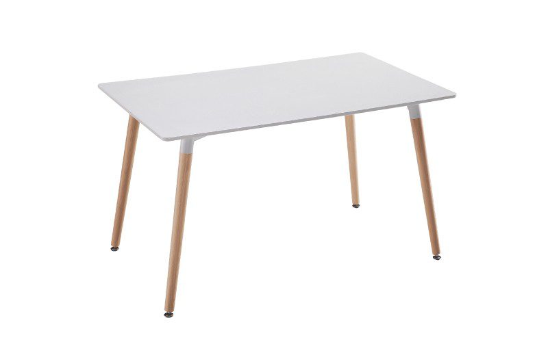 Mesa de comedor moderna modelo Dinamarca con tablero de madera técnica mate y patas de madera maciza, perfecta para 8 personas en un comedor escandinavo, compartiendo una comida en un ambiente luminoso y acogedor.