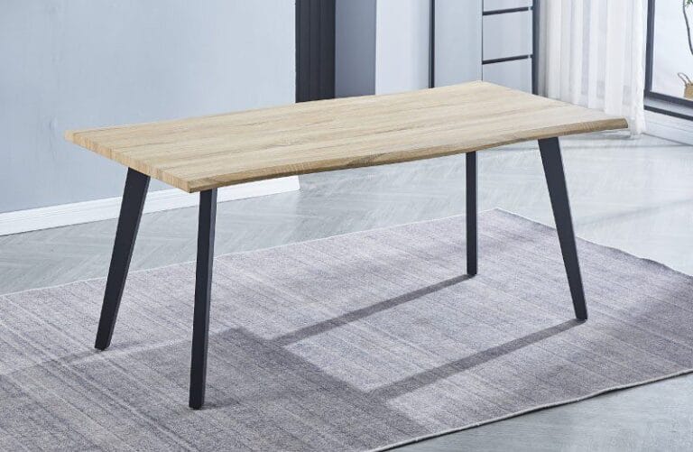 Mesa de comedor fija modelo Regatta de MDF forrado y patas metálicas negras, colocada en un comedor moderno donde 8 personas comparten una agradable cena familiar.