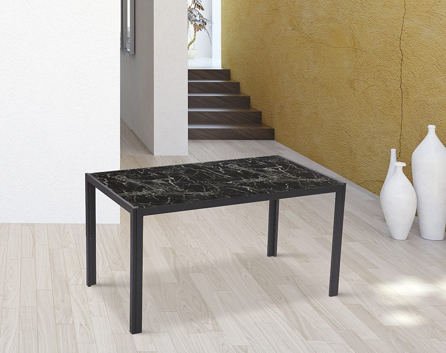 Mesa de comedor Mármol con tablero de cristal imitación mármol y patas metálicas negras, perfecta para 6 personas en un ambiente moderno, reuniendo a familiares y amigos alrededor de un espacio elegante y funcional.