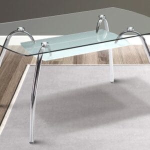 Mesa de comedor SAN con tapa de cristal templado transparente y bandeja inferior ahumada, acomodando a 6 personas en un comedor luminoso y moderno con decoración elegante.