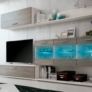 Mueble de salón Zafiro con iluminación LED azul en la vitrina, módulo de TV, estante y armario colgante en un salón moderno.