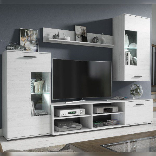 Vista frontal de la composición de salón Antígona en acabado Andersen pino-gris, con las luces LED encendidas en sus vitrinas.