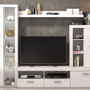 Ambiente de salón moderno con el Conjunto de Salón Lotto completo, destacando su vitrina alta con luces LED y mueble de TV.