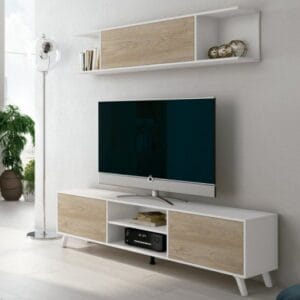Mueble de salón Soto de estilo nórdico en acabado blanco y roble, con un módulo bajo para TV y un estante superior.