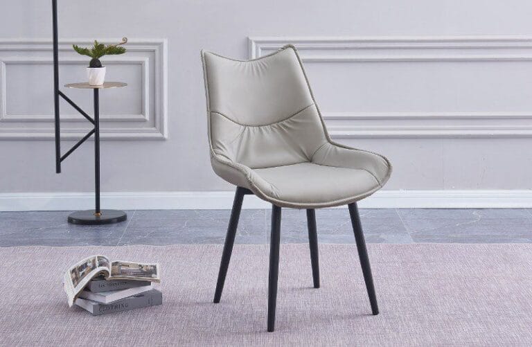 Pack de 2 sillas de comedor Calista tapizadas en polipiel beige o gris, con patas metálicas negras y diseño ergonómico moderno junto a una mesa.