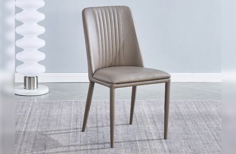 Pack de 2 sillas de comedor Rowena tapizadas en pu color latte o tórtora, con patas metálicas pintadas, ambientadas junto a una mesa moderna.