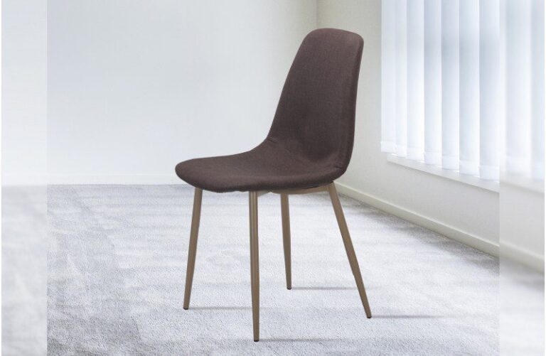 Pack de 4 sillas de comedor Cody tapizadas en tela marrón, con patas metálicas efecto madera, alrededor de una mesa moderna en el salón.