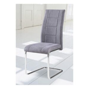 Pack de 4 sillas de comedor modelo San tapizadas en tela suave con patas de metal cromado en colores marengo y beige, alrededor de una mesa moderna.