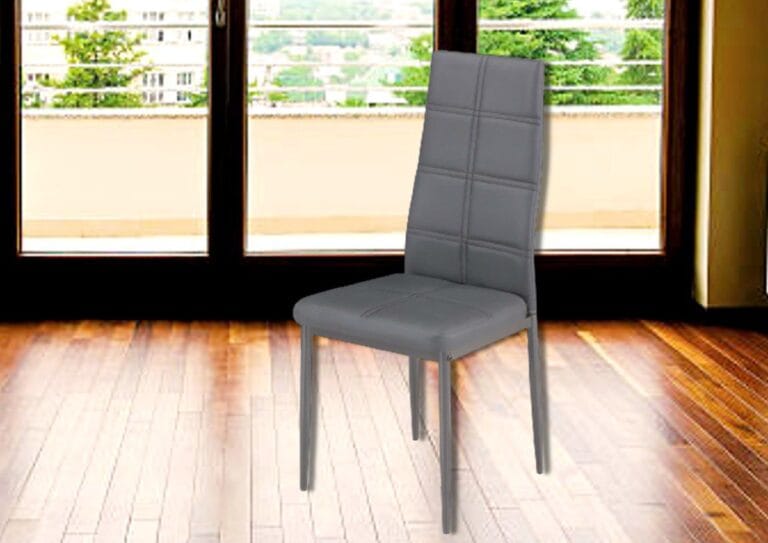 Pack de 6 sillas de comedor modelo Axiss con tapizado en pu gris y patas metálicas, creando un ambiente moderno y confortable alrededor de una mesa.