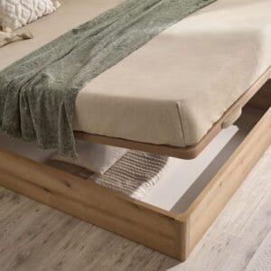 Pack de canapé abatible Confort Nice en color madera natural con el colchón Master encima, instalado en un dormitorio moderno y luminoso.