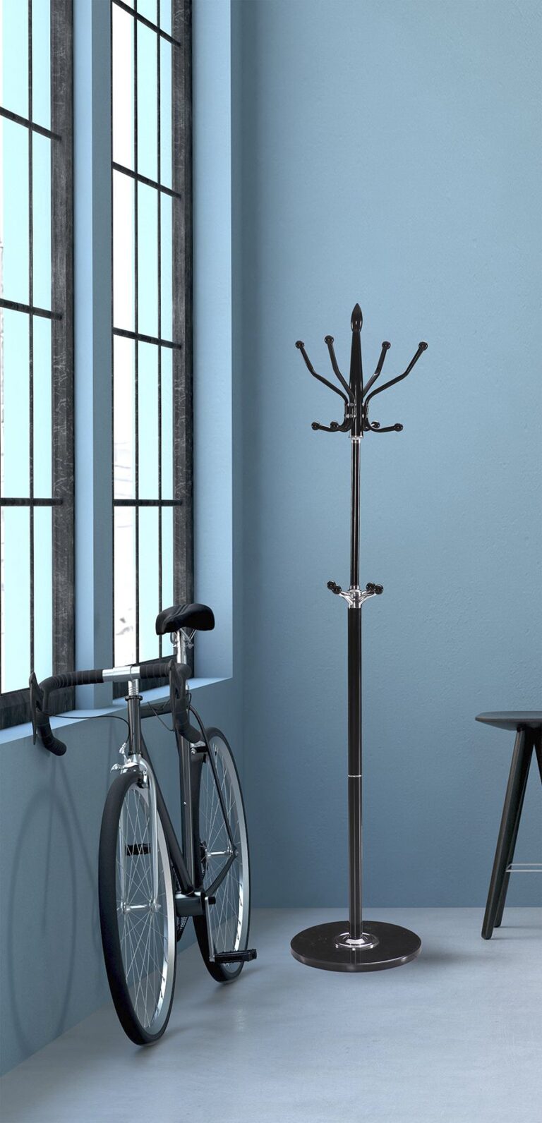 Perchero de pie Tiber de metal negro con una sólida base de mármol, ideal para organizar abrigos y accesorios en la entrada de casa.