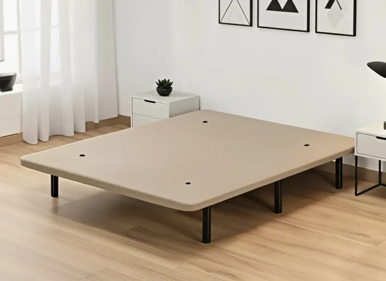 Base tapizada en dormitorio moderno comparada en artículo Canapé abatible o base tapizada: cuál es mejor