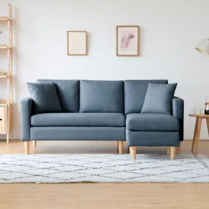 Los mejores sofás para apartamentos pequeños en salón moderno con sofá compacto en forma de chaise longue