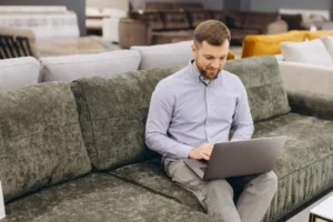 Persona que decidió comprar muebles online sin preocupaciones para recibir sus compras en casa
