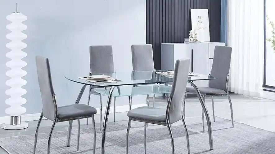 Conjunto mesa y sillas con tapizado azul en salón elegante minimalista