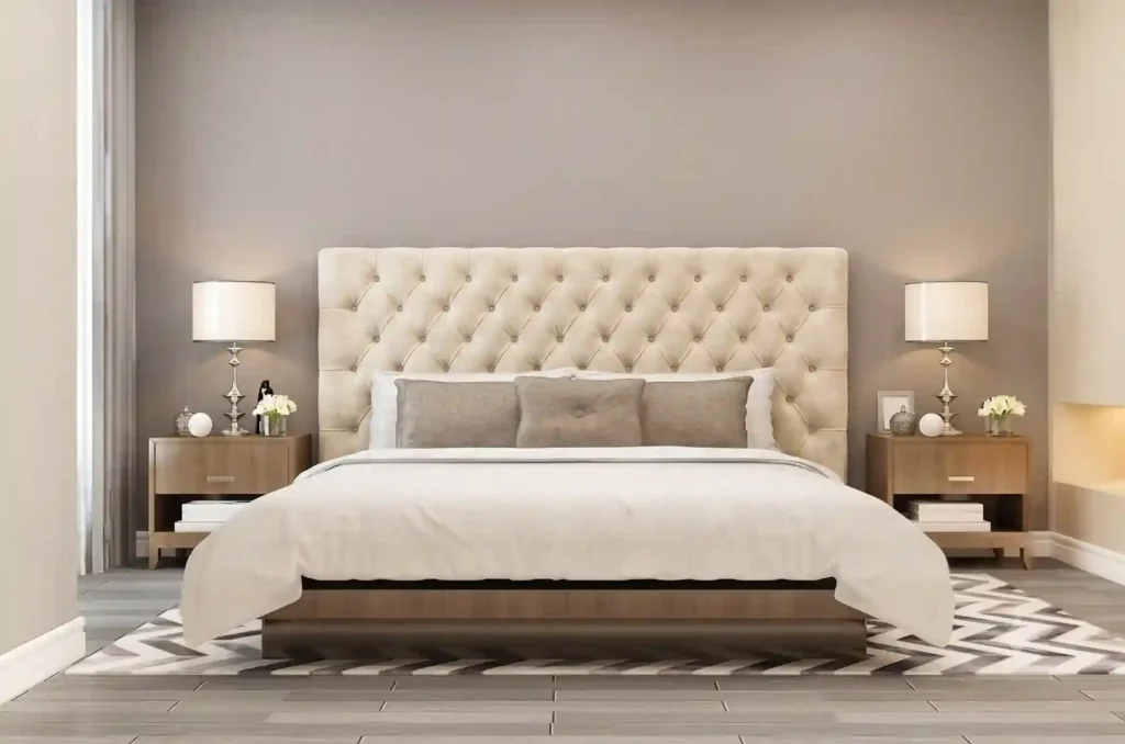 Dormitorios de matrimonio con cabecero de cama, mesitas de noche y almohadas en habitación de lujo