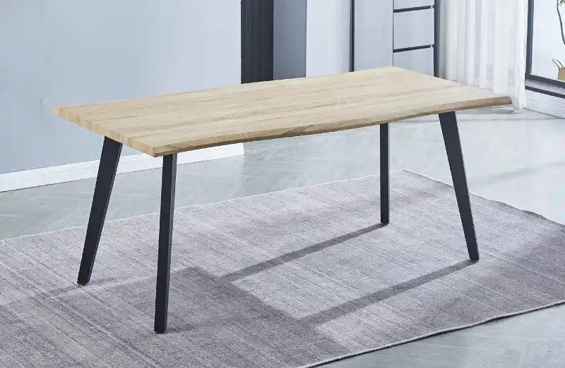Mesas de comedor en salón minimalista con tonos cálidos