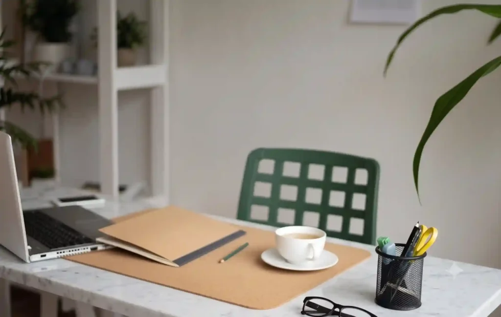 Salón con escritorios para espacios pequeños estilo minimalista