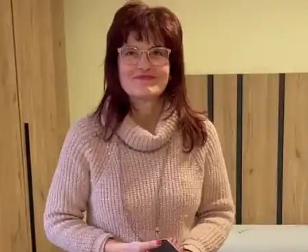 Ana Isabel Hinarejos explicando las ventajas de los colchones con independencia de lechos