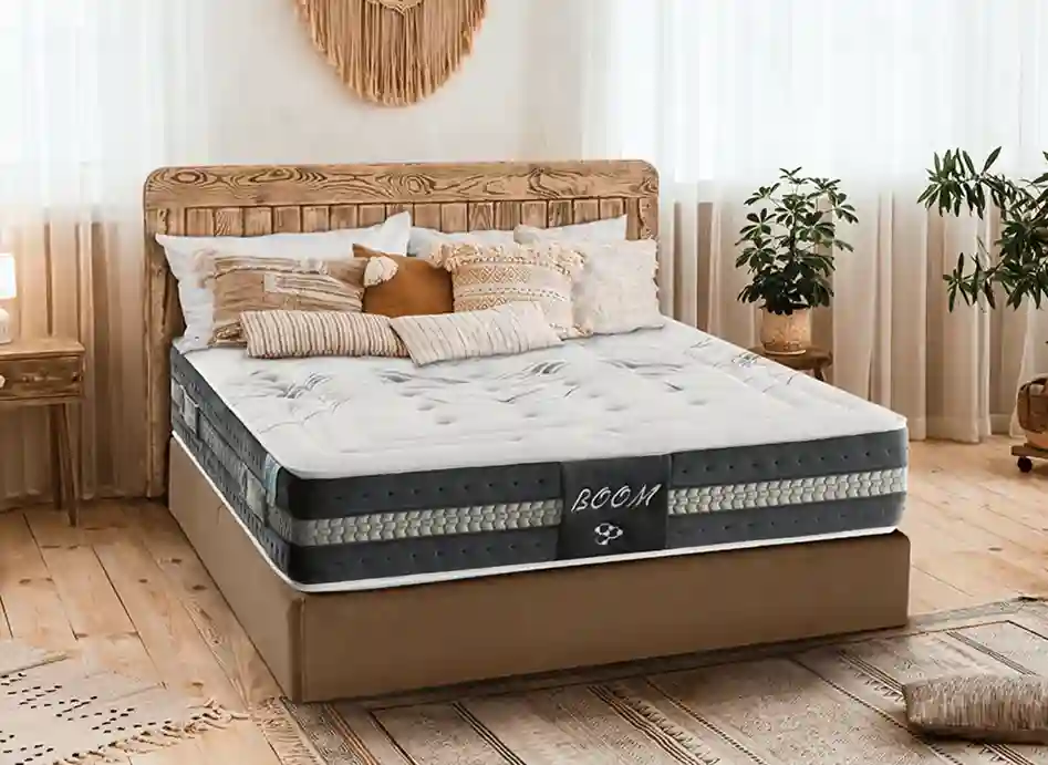 Colchones con independencia de lechos modelo Boom en habitación con tonos naturales, base de madera maciza y almohadas visco