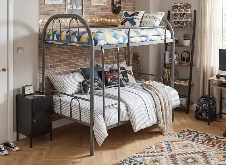 Literas juveniles modelo Lazy metálico en habitación de adolescentes con dos colchones y escritorio de Anabel Muebles