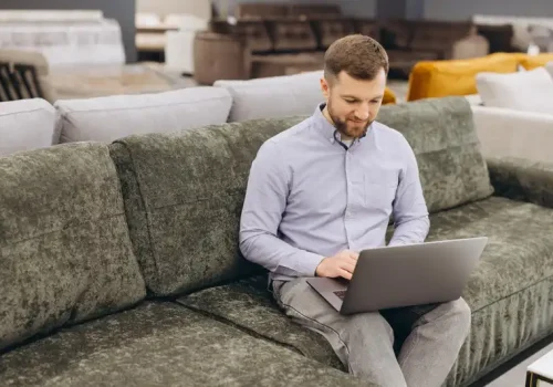 Persona que decidió comprar muebles online sin preocupaciones para recibir sus compras en casa