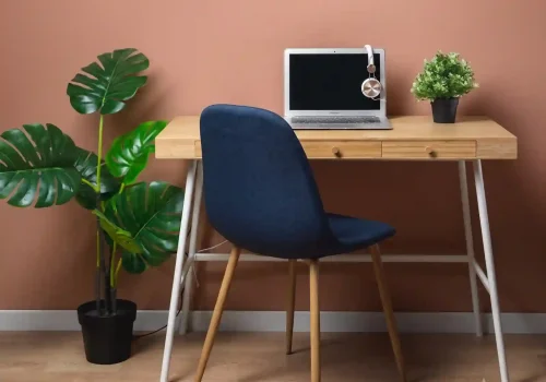 Escritorios para espacios pequeños con silla azul y tonos naturales
