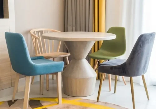 Pack de sillas variadas en salón con entrada de luz natural