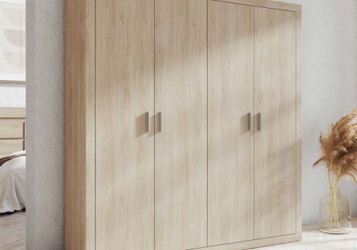 Armario 4 puertas batientes modelo Lara de madera con acabado mate en un dormitorio luminoso.