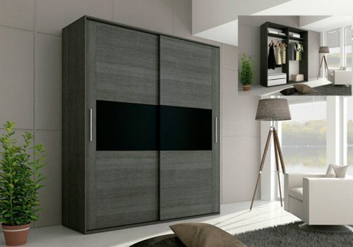 Armario de 2 puertas correderas Rambla con diseño moderno en color ceniza y una franja negra decorativa en un dormitorio luminoso.
